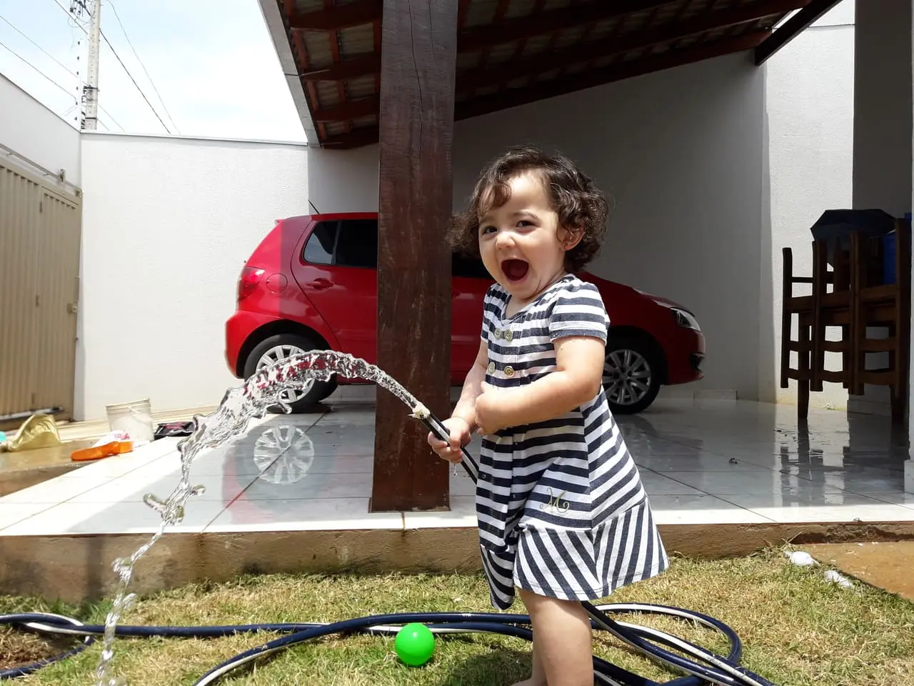 Volkswagen Fox vermelho na garagem em Anápolis, cena de rotina em família antes do acidente
