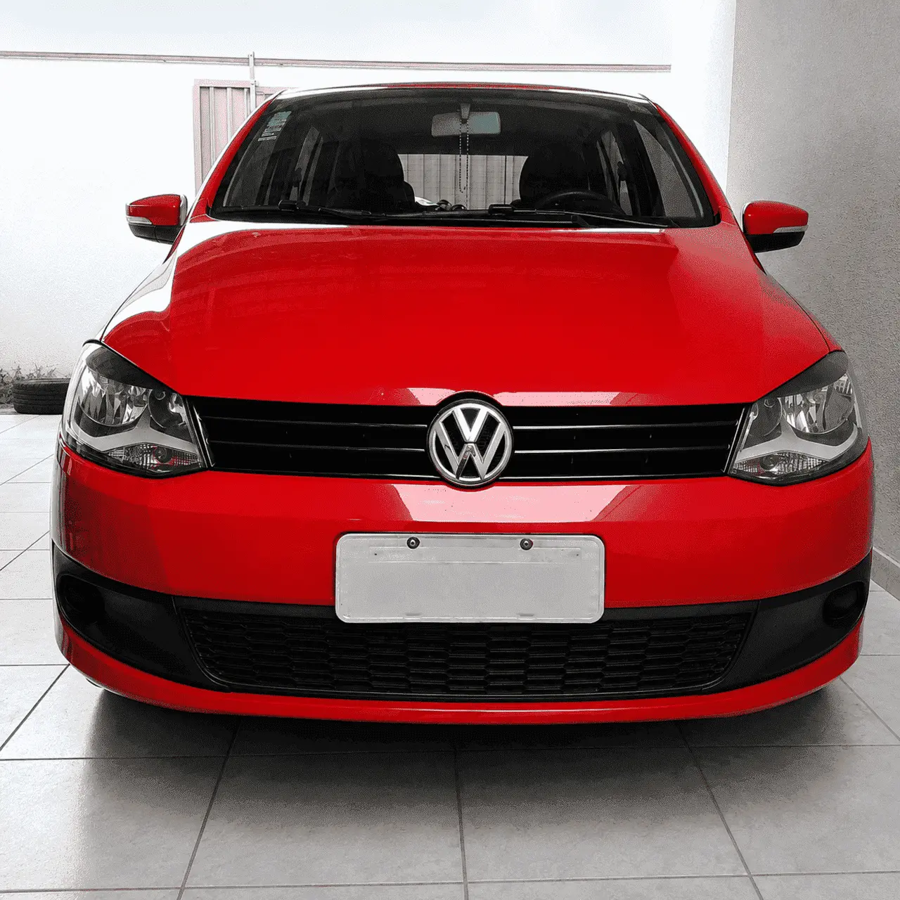 Volkswagen Fox 1.0 2012 vermelho, vista frontal, na garagem em Anápolis — exemplo real usado na cotação de proteção veicular