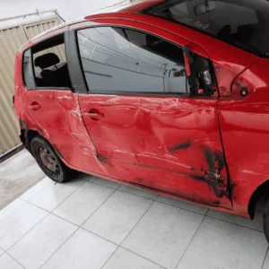Lateral do Volkswagen Fox 2012 danificada após acidente em Anápolis, sem proteção veicular