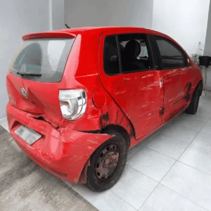 Traseira e lateral do Volkswagen Fox 2012 com dano estrutural após acidente em Anápolis