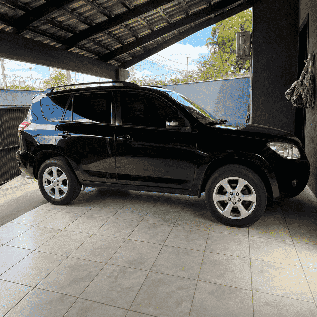 Toyota RAV4 2.4 Aut. 2011 preta estacionada na garagem do associado, cliente com proteção veicular em Anápolis