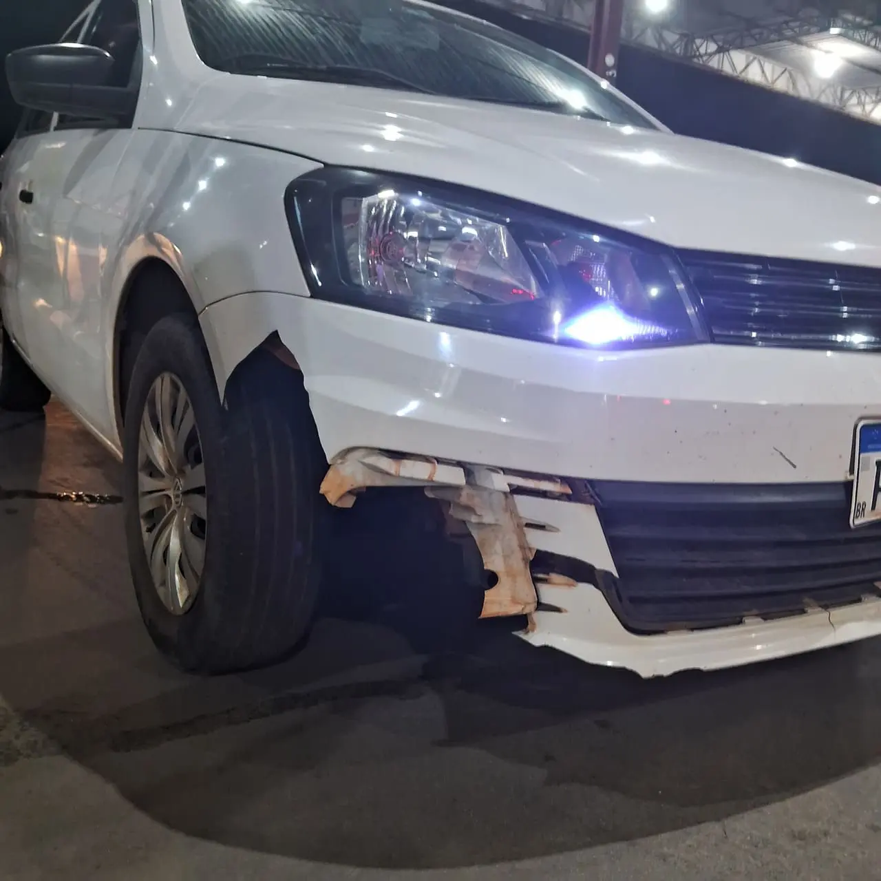 Volkswagen Voyage Trendline 1.6 Flex 2018 com avaria prévia no para-choque dianteiro após colisão com animal na rodovia entre Anápolis e Jaraguá GO